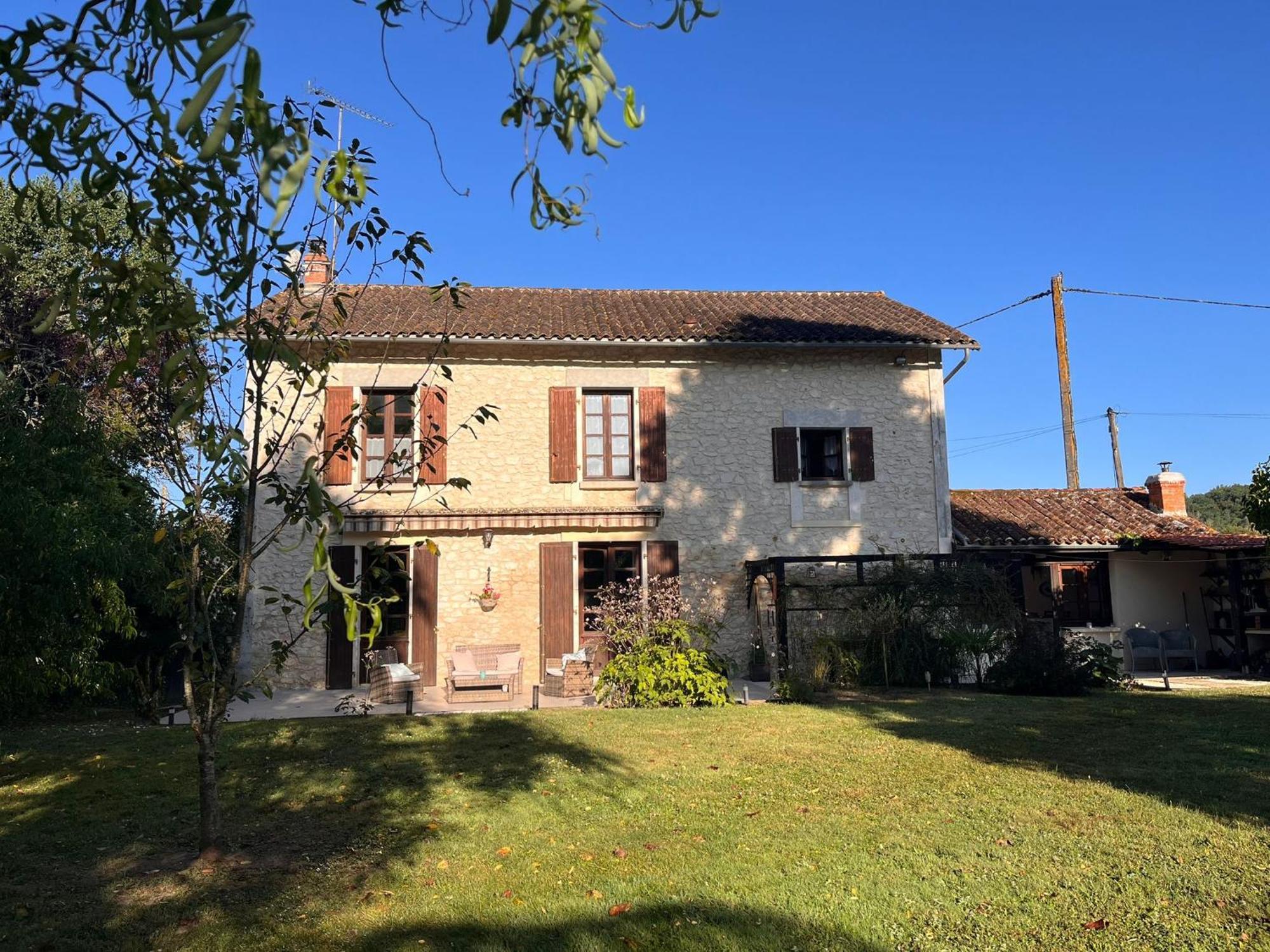 Les Bruyeres B&B 2 Montbron Экстерьер фото